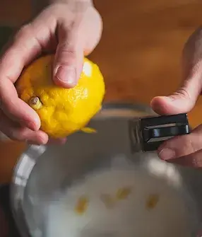 Handgemaakte Good Guys Limoncello, zorgvuldig geschild en bereid met liefde
