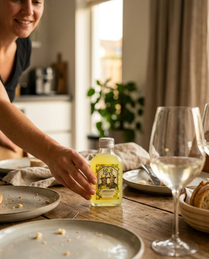 Zakflacon Good Guys Limoncello als gastgeschenk bij een informeel diner